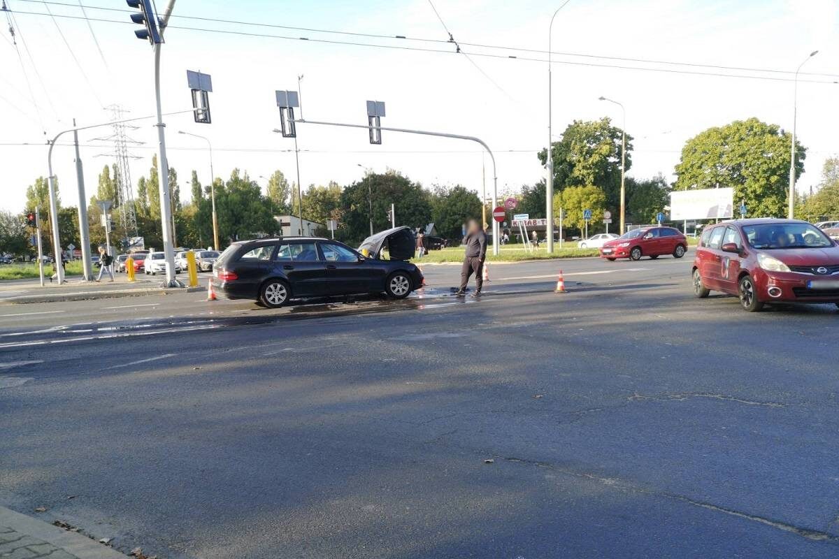 Komunikacyjny paraliż na al. Kraśnickiej. Wszystko przez zderzenie pojazdów na skrzyżowaniu 3 Paraliż al. Kraśnickiej po zderzeniu aut na skrzyżowaniu z ul. Głęboką