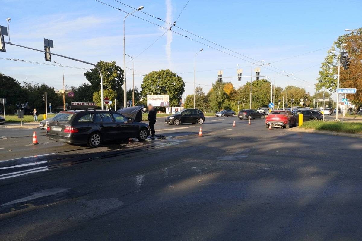 Komunikacyjny paraliż na al. Kraśnickiej. Wszystko przez zderzenie pojazdów na skrzyżowaniu 2 Paraliż al. Kraśnickiej po zderzeniu aut na skrzyżowaniu z ul. Głęboką