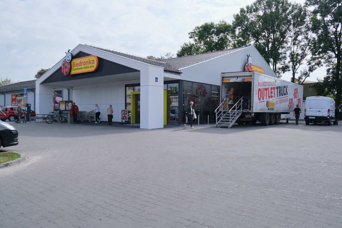 Mobilny outlet Biedronki już w Lublinie. Co można w nim kupić i do kiedy będzie w naszym mieście? (SZCZEGÓŁY) 1 Mobilny outlet Biedronki pod sklepem Biedronka przy ul. Magnoliowej w Lublinie