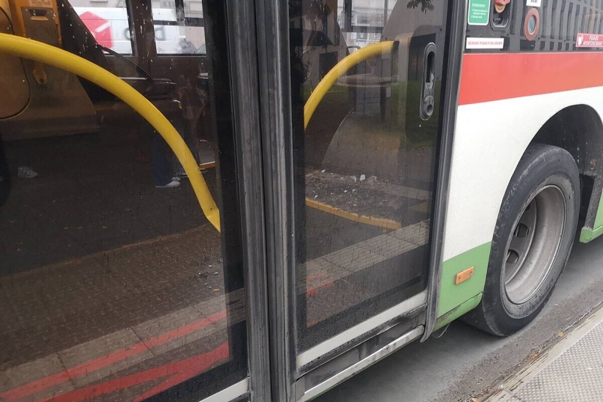 Kierowca autobusu chciał uniknąć zderzenia z osobówką i gwałtownie zahamował. Jeden z pasażerów rozbił szybę 2 Rozbita szyba w autobusie miejskim