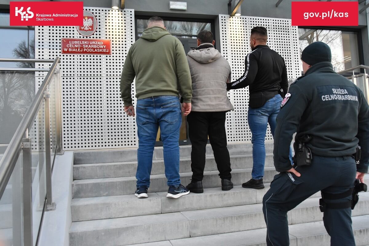 Handel podróbkami na lubelskim targowisku. Lubelska Służba Celno-Skarbowa zatrzymała kilkaset sztuk odzieży 2 zatrzymaney mężczyzna za handel podróbkami