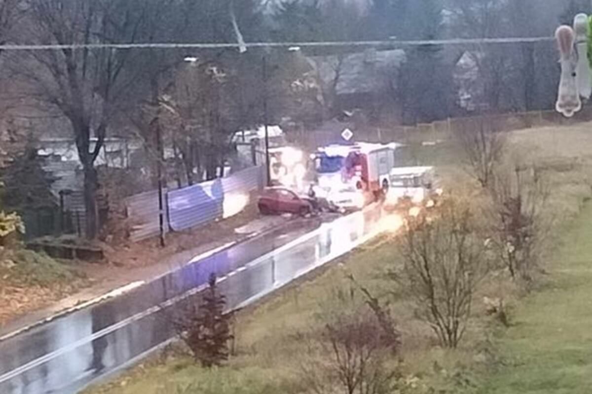 Zderzenie dwóch osobówek na łuku drogi. Jedna osoba została poszkodowana. 1 Zderzenie pojazdów na łuku ul. Strojanowskiego w Lublinie
