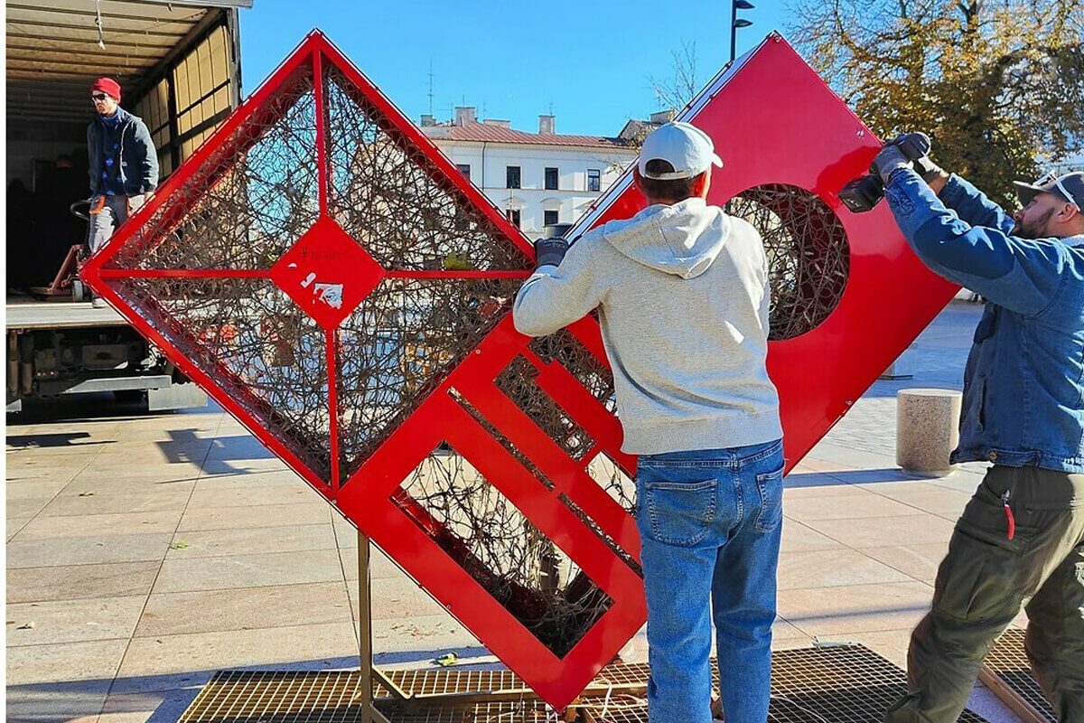 Popularny napis znika z centrum. Wróci w zimowej odsłonie. Zdradzamy szczegóły 1 Renowacja napisu Ilove LBN | fot. Miasto Lublin