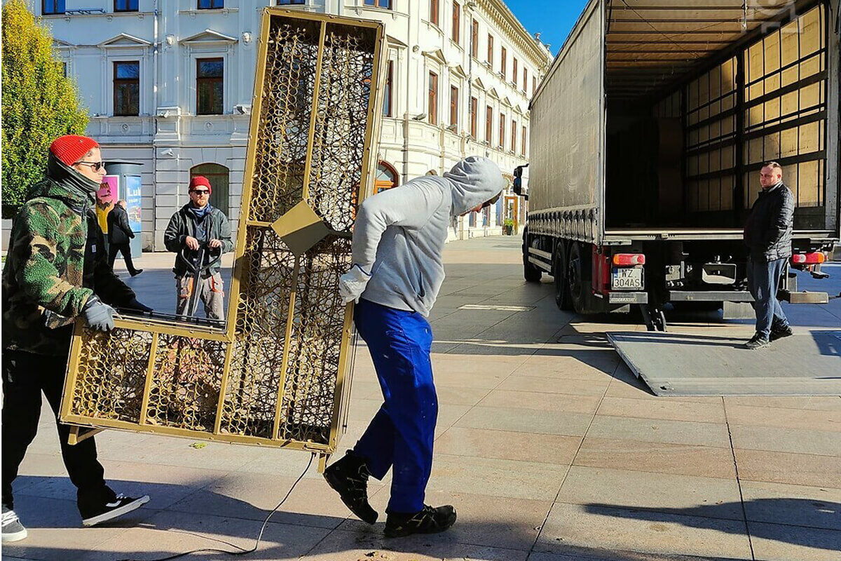 Popularny napis znika z centrum. Wróci w zimowej odsłonie. Zdradzamy szczegóły 2 Renowacja napisu Ilove LBN | fot. Miasto Lublin