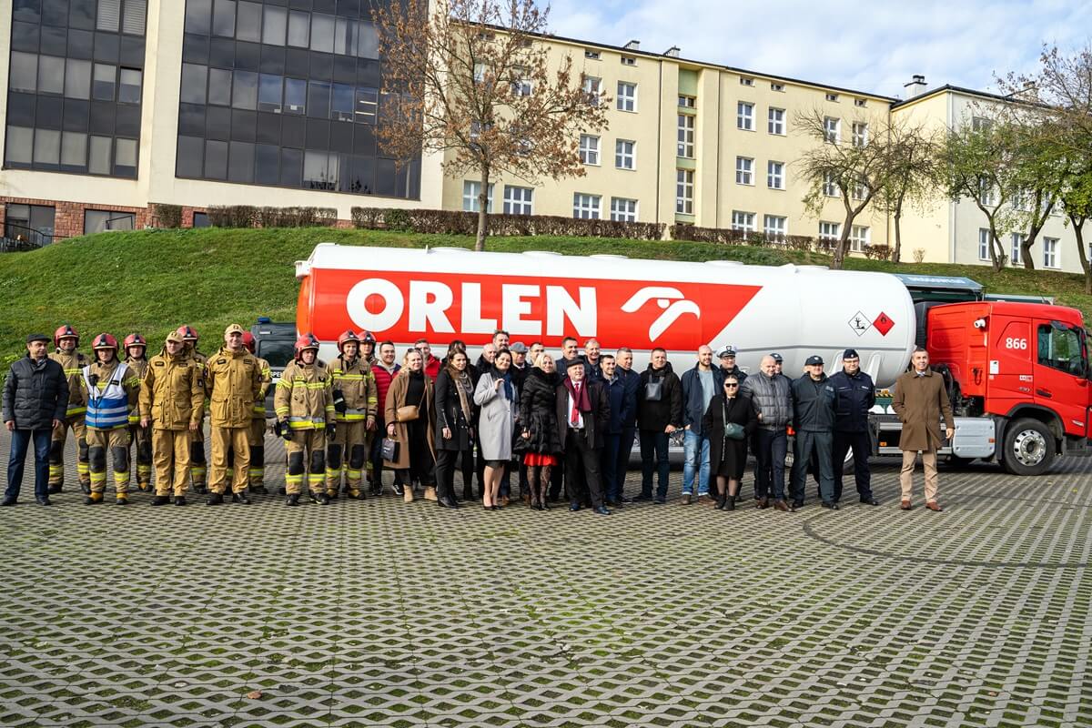 Wyciek paliwa z cysterny Orlenu. Ćwiczenia służb ratowniczych na terenach zielonych Politechniki Lubelskiej 5 Ćwiczenia służb ratunkowych na wypadek wycieku paliwa z cysterny