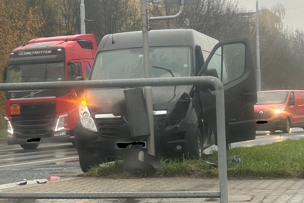 Kierowca opla nie zdążył wyhamować i uderzył w tył skody. Zatrzymał się na pobliskim sygnalizatorze 3 Zderzenie opla ze skodą na ul. Jana Pawła II w Lublinie
