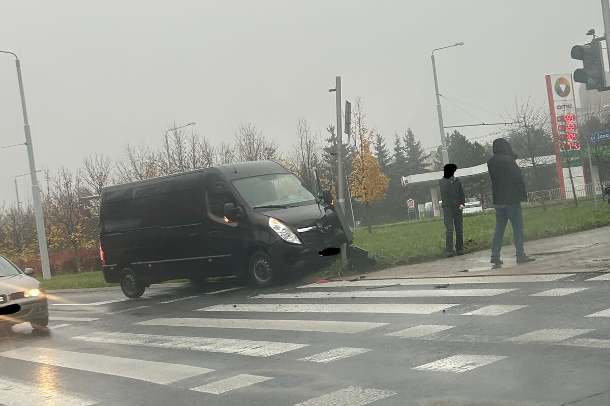 Kierowca opla nie zdążył wyhamować i uderzył w tył skody. Zatrzymał się na pobliskim sygnalizatorze 2 Zderzenie opla ze skodą na ul. Jana Pawła II w Lublinie