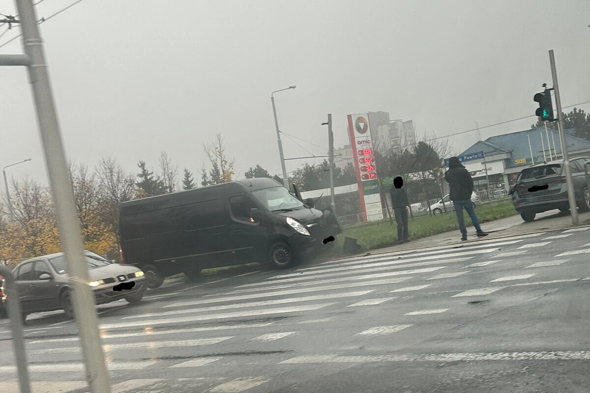 Kierowca opla nie zdążył wyhamować i uderzył w tył skody. Zatrzymał się na pobliskim sygnalizatorze 1 Zderzenie opla ze skodą na ul. Jana Pawła II w Lublinie
