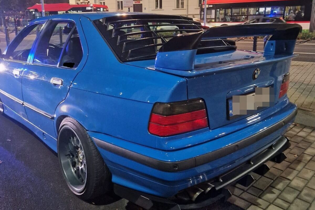 Zmodyfikowane BMW rzuciło się policjantom w oczy. Auto od ponad roku nie miało ważnego przeglądu, a koła wystawały poza obrys 2 Niebieskie BMW po modyfikacjach zatrzymane do kontroli w centrum Lublina