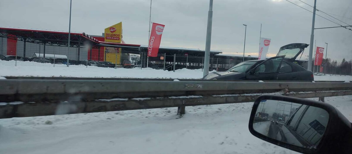 Utrudnienia przy Selgrosie. Po zderzeniu dwóch aut zablokowany lewy pas w kierunku centrum 2 Zderzenie renaulta z mazdą na al. Kraśnickiej