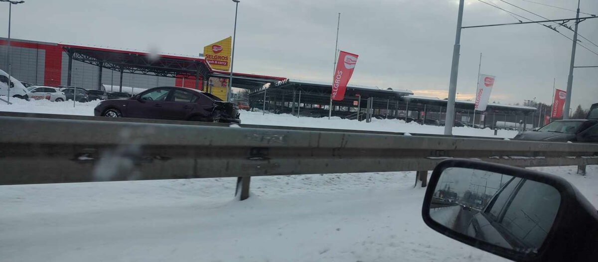 Utrudnienia przy Selgrosie. Po zderzeniu dwóch aut zablokowany lewy pas w kierunku centrum 1 Zderzenie renaulta z mazdą na al. Kraśnickiej