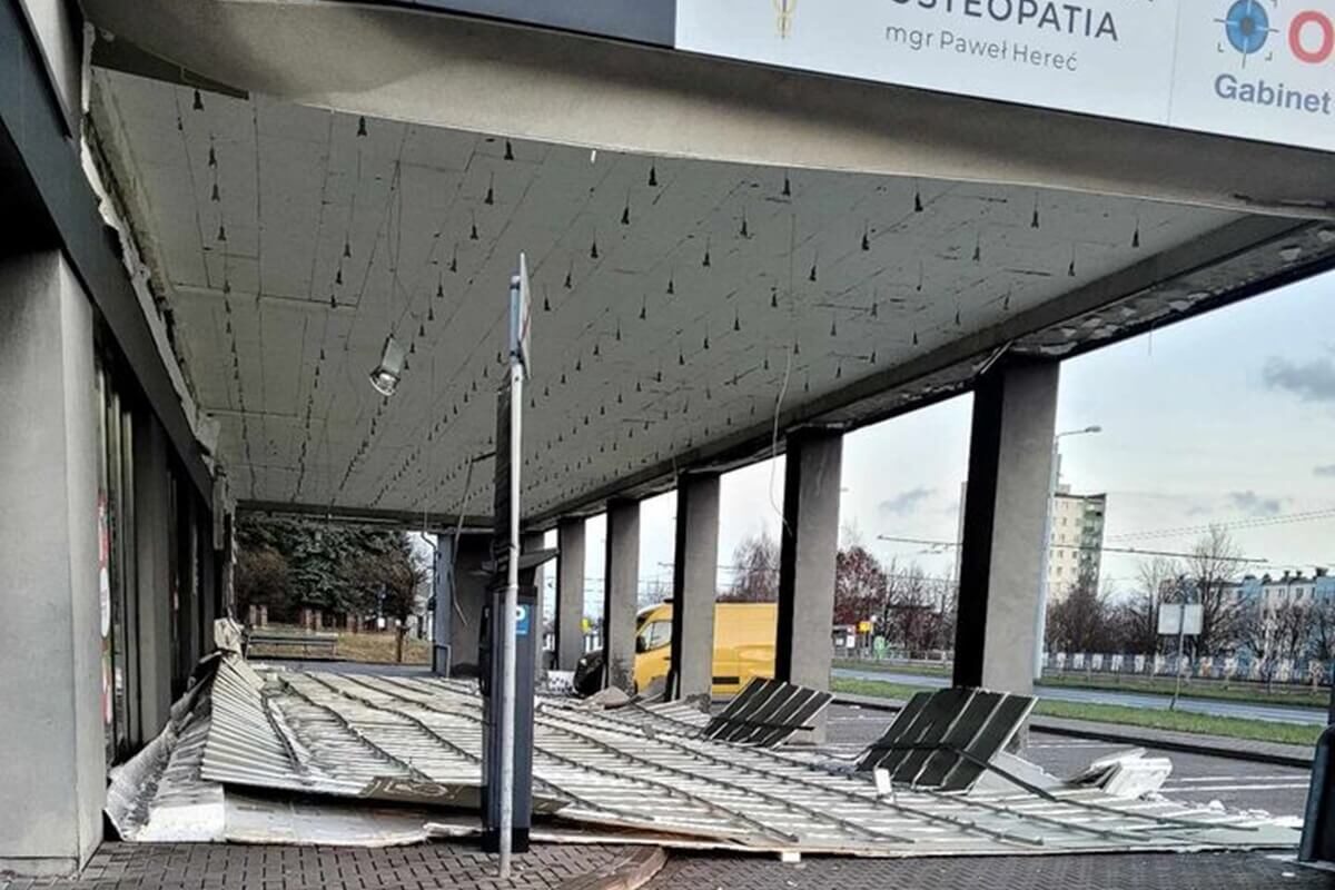 Sufit runął na ziemię w budynku usługowym przy ul. Jana Pawła II 13