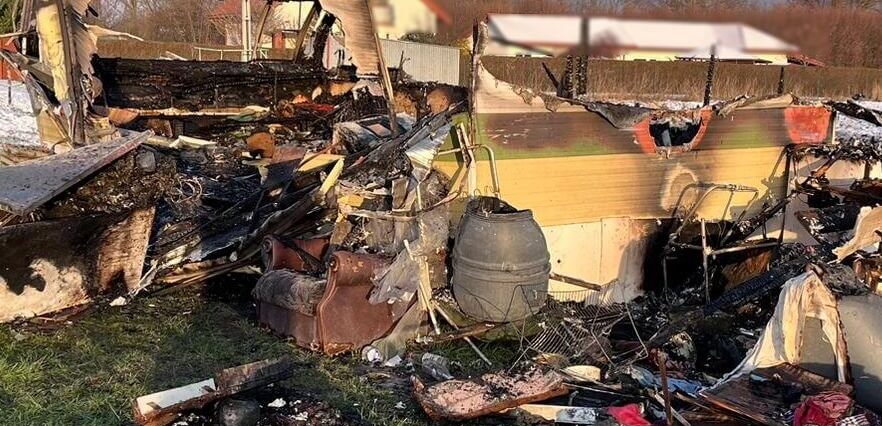 Tragiczny pożar przyczepy. Nie żyje 70-latek 1 spalona przyczepa