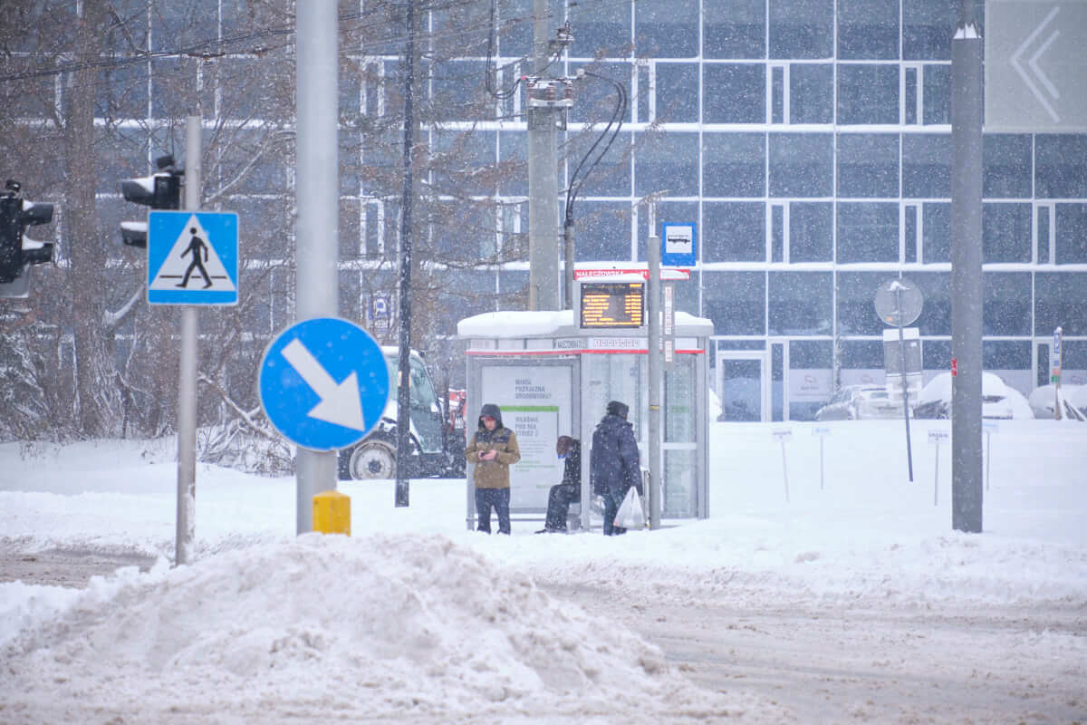 Sypnęło śniegiem w Lublinie. Główne ulice przejezdne, trudna sytuacja na osiedlowych uliczkach 4 Pasażerowie oczekujący na przystanku