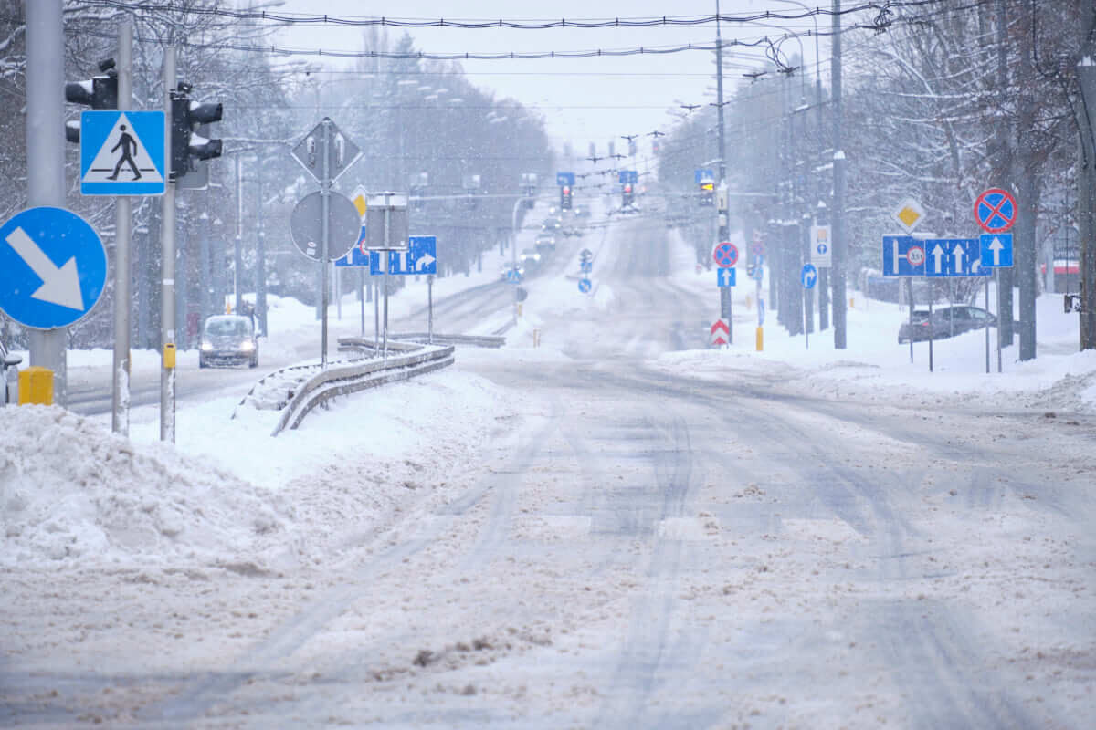 Sypnęło śniegiem w Lublinie. Główne ulice przejezdne, trudna sytuacja na osiedlowych uliczkach 3 Śnieg i błoto pośniegowe zalegające na al. Kraśnickiej