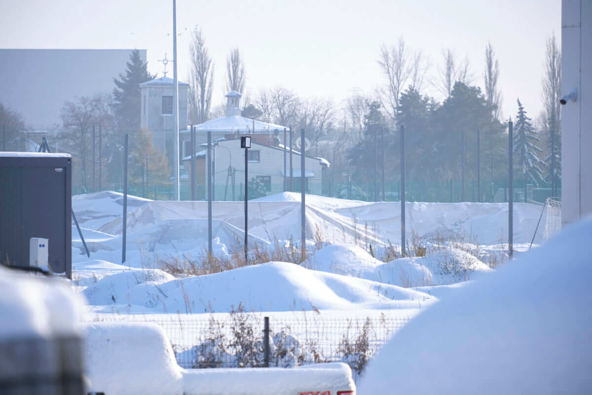 Zawalił się dach hali pneumatycznej nad boiskiem treningowym Lubelskiej Akademii Futbolu 1 Hala pneumatyczna Lubelskiej Akademii Futbolu zawaliła się pod naporem śniegu
