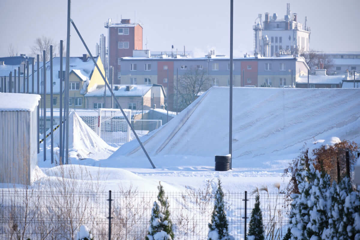 Zawalił się dach hali pneumatycznej nad boiskiem treningowym Lubelskiej Akademii Futbolu 2 Hala pneumatyczna Lubelskiej Akademii Futbolu zawaliła się pod naporem śniegu