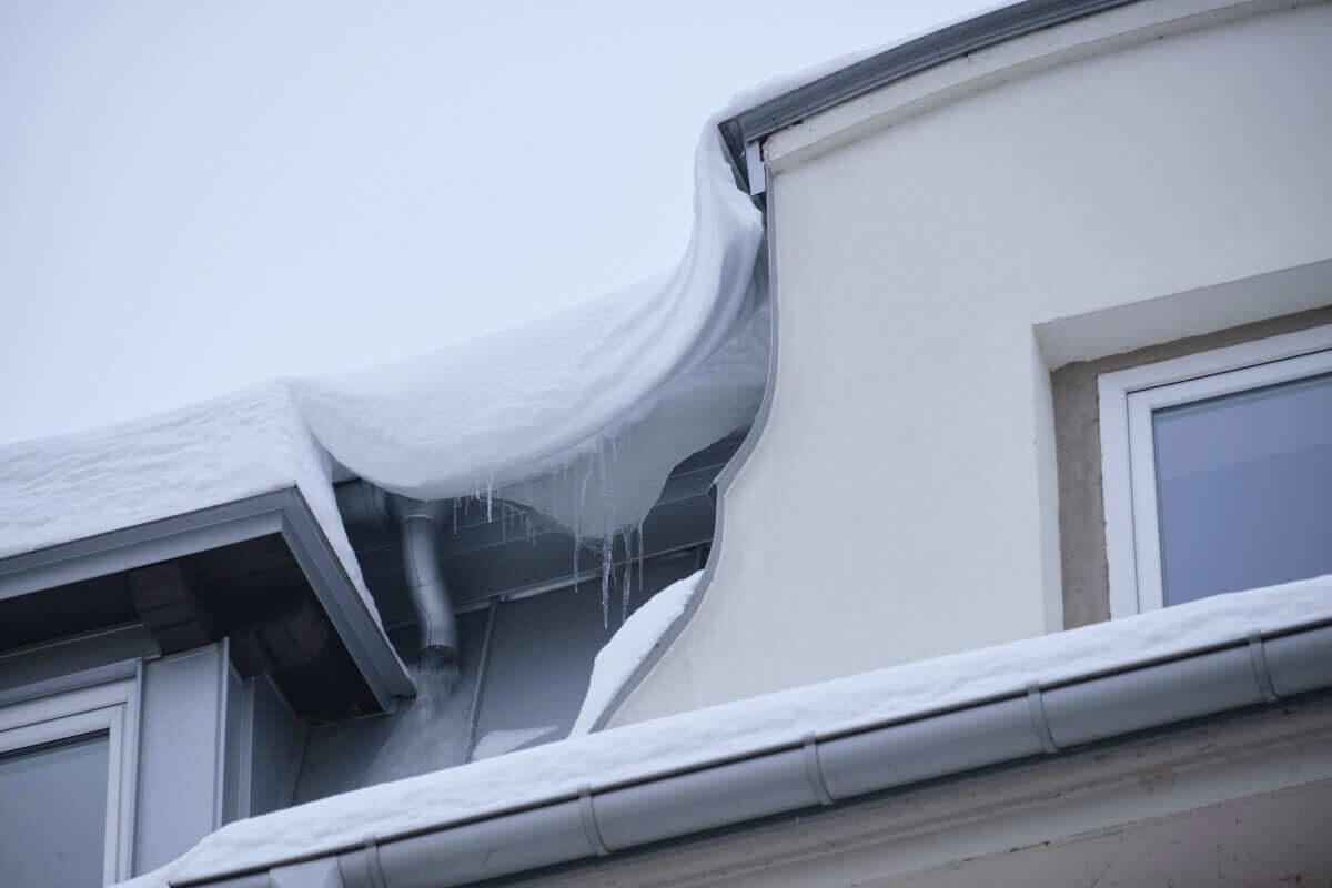 Uważajcie na nawisy śnieżne i sople zwisające z budynków w Lublinie. Strażacy nie pomogą w takich przypadkach 2 Zwis śnieżny na krawędzi dachu