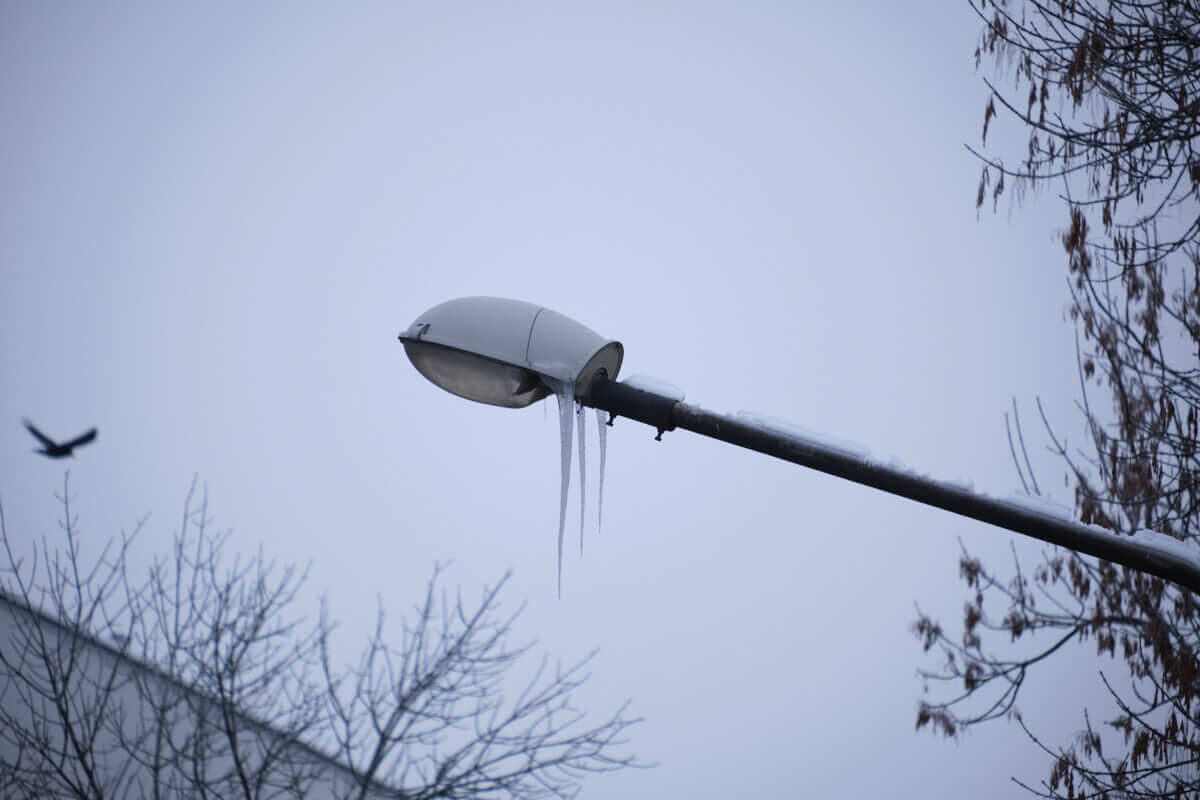 Uważajcie na nawisy śnieżne i sople zwisające z budynków w Lublinie. Strażacy nie pomogą w takich przypadkach 3 Sople lodu na latarni