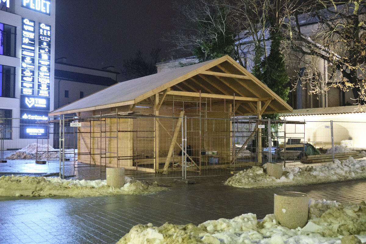 Szopka bożonarodzeniowa wraca do centrum Lublina. Za kilka dni rozpocznie się tu wspólne kolędowanie 1 Montaż szopki bożonarodzeniowej w centrum Lublina