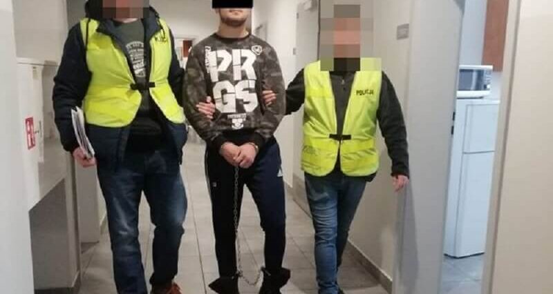 Miał na sobie skradzione ubrania z klipsami. Przechodniów zastraszał "kastetem" z karabińczyka. Grozi mu do 20 lat 3 Napastnik w rękach policji