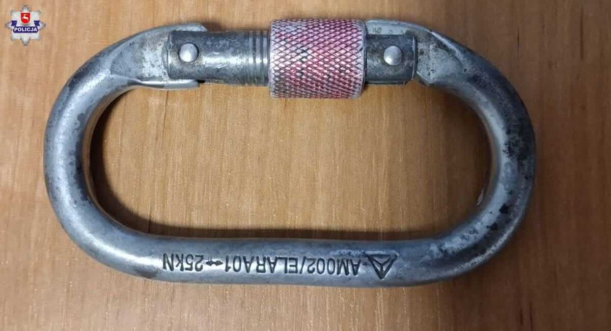 Miał na sobie skradzione ubrania z klipsami. Przechodniów zastraszał "kastetem" z karabińczyka. Grozi mu do 20 lat 2 Karabińczyk wsponaczkowy