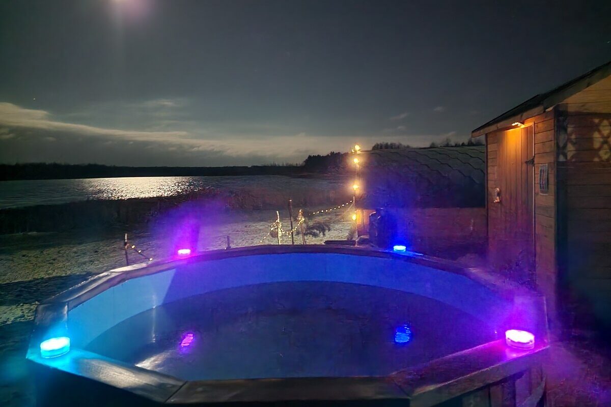 W saunie i Gorącej Bali zapomnisz o wszelkich dolegliwościach! Zdrowotny wypad za miasto 1 Jacuzi wieczorową porą