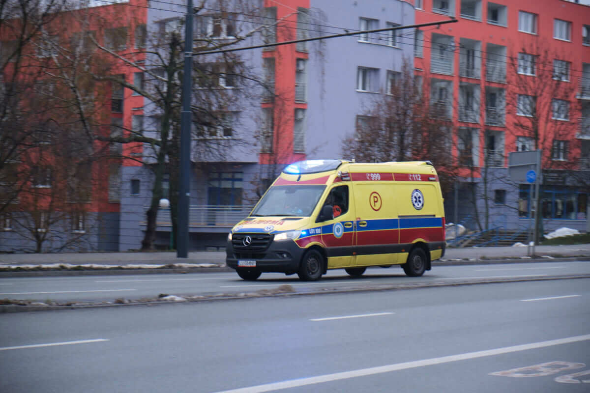 Policja szuka świadków wypadku z udziałem pieszego, który miał miejsce w Lublinie 1 Karetka na sygnałach