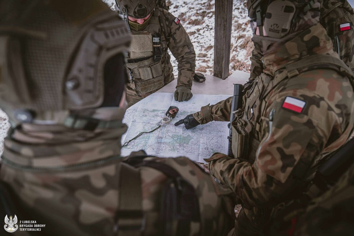 12. edycja podoficerskiego kursu — SONDA w 2 LBOT. Zdjęcia ze szkolenia 1 żołnierze z mapą terenu