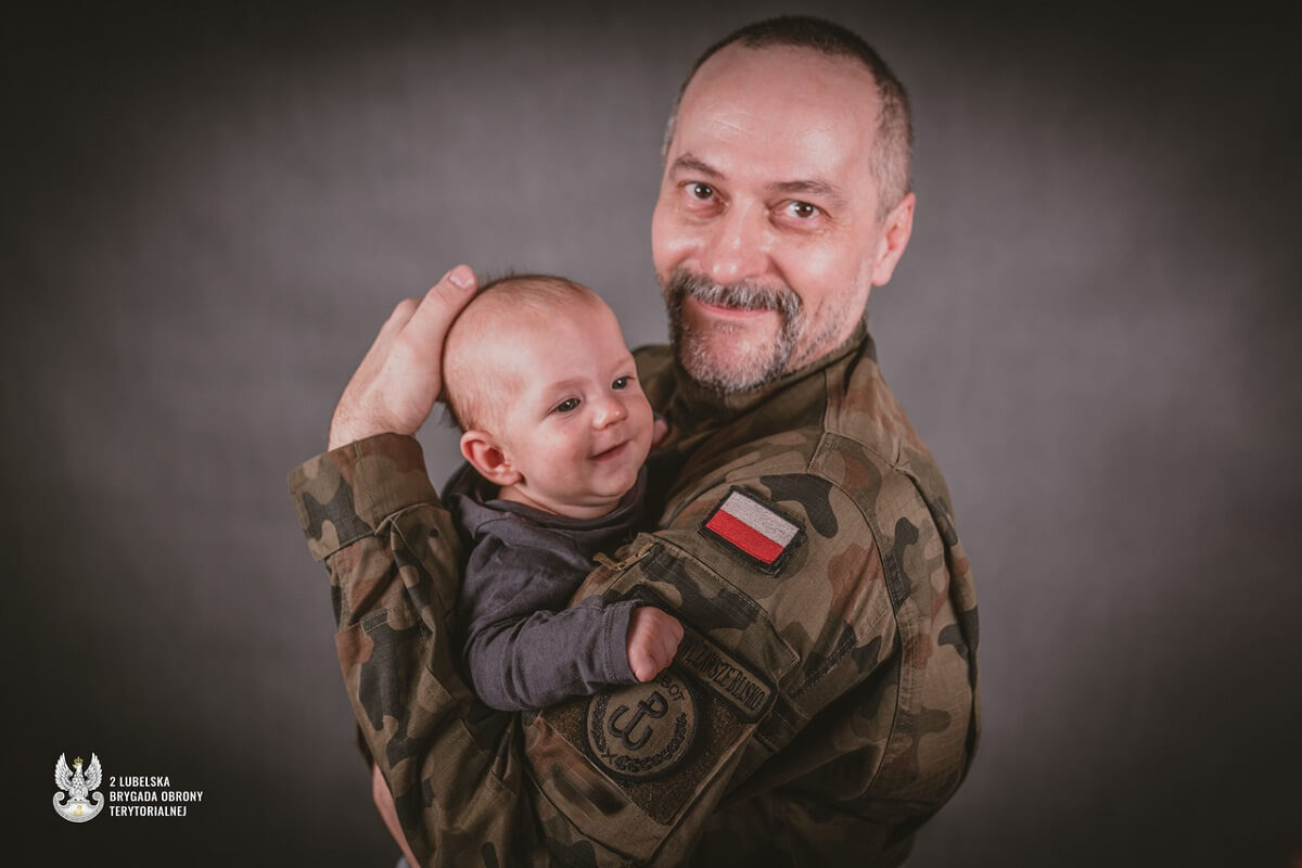 Dziadek-żołnierz 2 LBOT opowie o swoich pasjach, roli dziadka i miłości do wojska 2 Szeregowy Mariusz i wnuczek