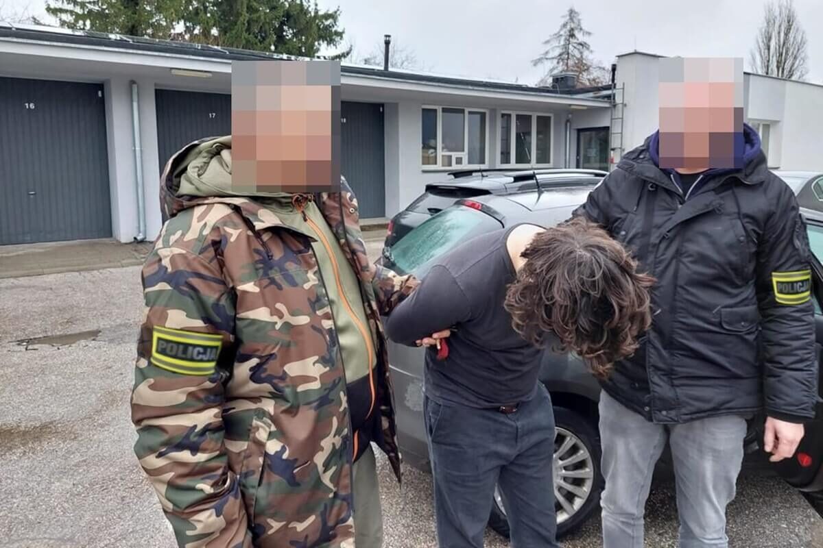Kontrterroryści w akcji. Mężczyzna zabarykadował się w mieszkaniu, groził wysadzeniem bloku. Mamy nagranie 1 Zdjęcie zatrzymanego 30-latka, który groził zdetonowaniem granatów w mieszkaniu