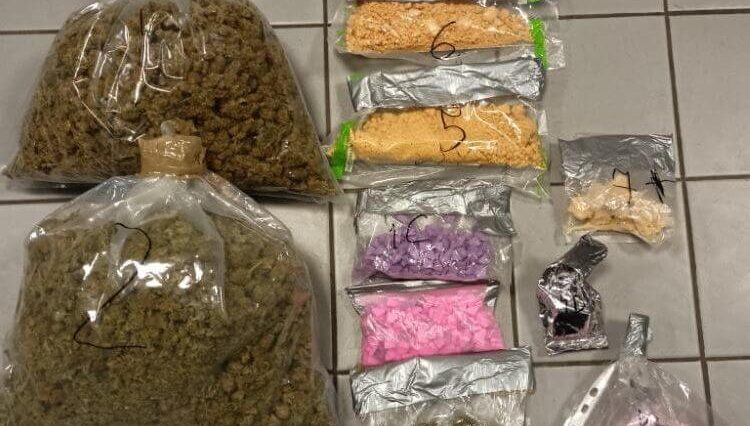 Policjanci znaleźli 2,5 kg narkotyków podczas domowej interwencji 1 narkotyki ujawnione podczas domowej interwencji