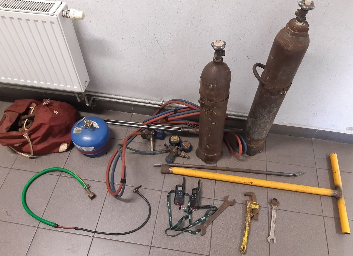 Nietrzeźwy, z dożywotnim zakazem prowadzenia pojazdów i szynami kolejowymi w bagażniku 2 butle gazowe z przewodami i palnikiem, łom, klucz do wykręcania szyn oraz inne narzędzia