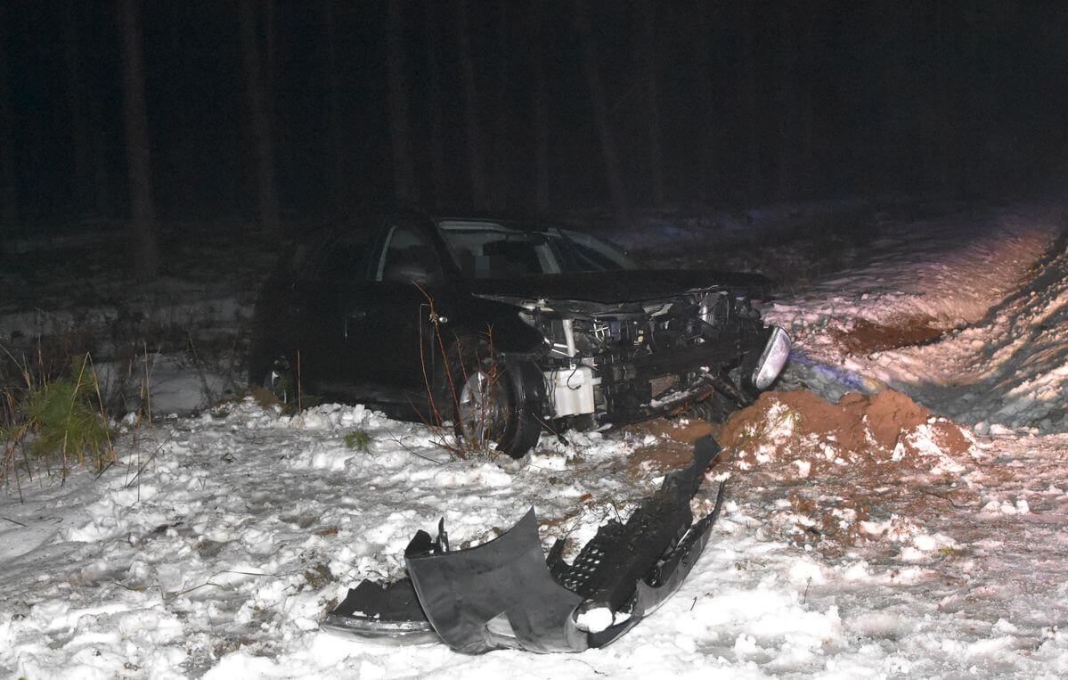 Na oblodzonej jezdni stracił panowanie nad autem. Hyundai wypadł z drogi i uderzył w przepust 1 Hyundai wypadł z drogi i zderzył się z betonowym przepustem