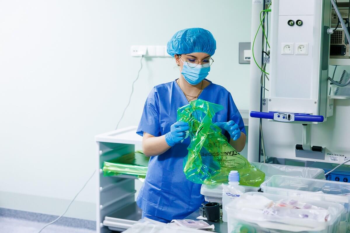 Nowa szansa na życie dla chorych na trzustkę. W SPSK4 przeprowadzono ważną operację 3 Asystent operacyjny