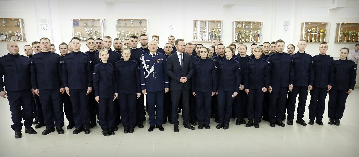 Nowi policjanci złożyli ślubowanie. 50 osób dołączy do komisariatów w całym województwie 1 50 policjantów złożyło śluby w woj. lubelskim