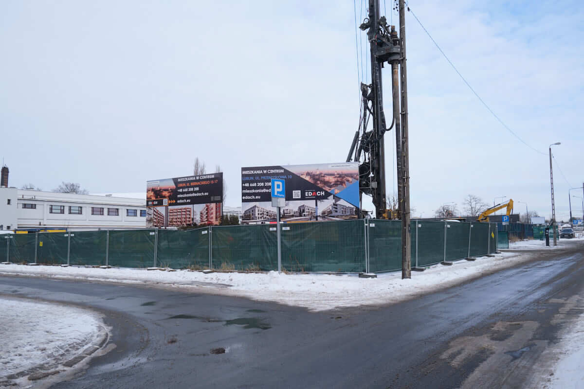 Ciężki sprzęt wjechał na plac budowy. Ruszyła budowa 75 mieszkań w centrum Lublina 1 Budowa budynku mieszkalnego wielorodzinnego przy ul. Przemysłowej 10 w Lublinie