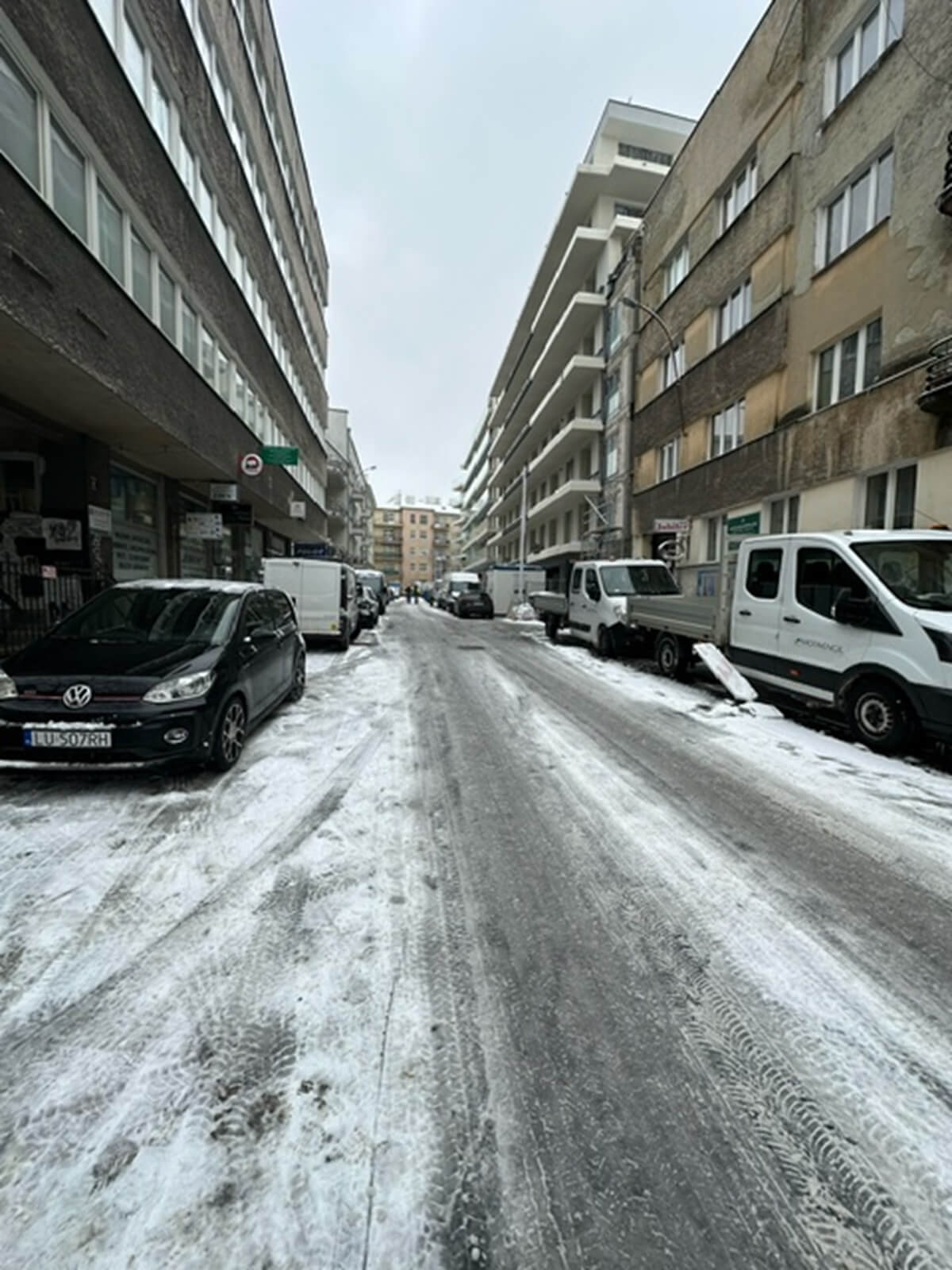Ulica w centrum Lublina nadal zamknięta. Mieszkańcy mówią o chaosie i samowolce parkingowej. Straż Miejska odpowiada 1 Samowolka parkingowa wzdłuż ul. Jasnej