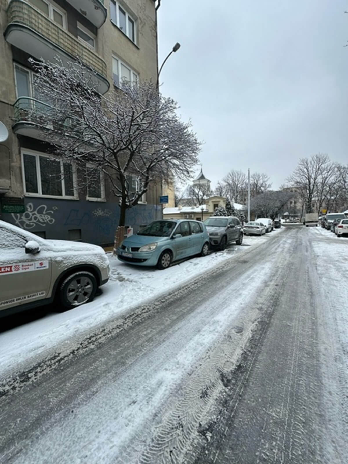 Ulica w centrum Lublina nadal zamknięta. Mieszkańcy mówią o chaosie i samowolce parkingowej. Straż Miejska odpowiada 2 Samowolka parkingowa wzdłuż ul. Jasnej