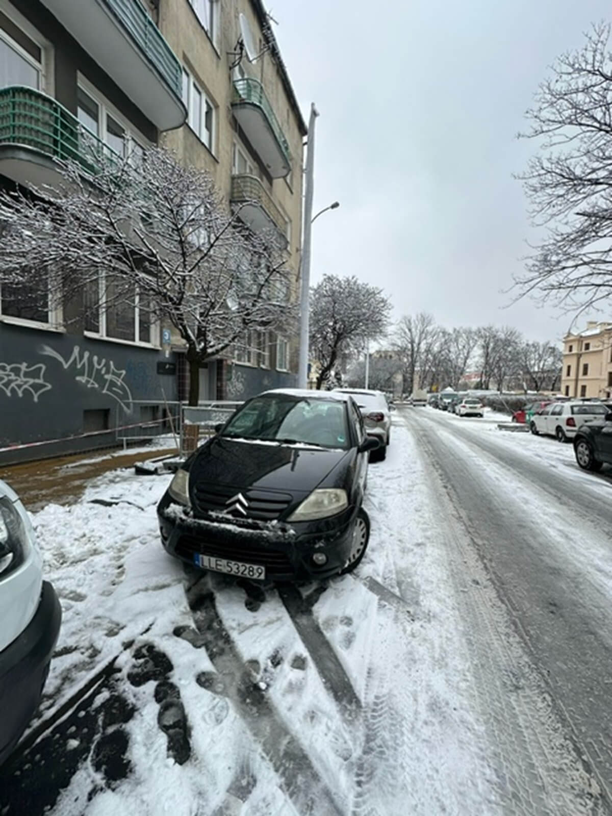 Ulica w centrum Lublina nadal zamknięta. Mieszkańcy mówią o chaosie i samowolce parkingowej. Straż Miejska odpowiada 3 Samowolka parkingowa wzdłuż ul. Jasnej
