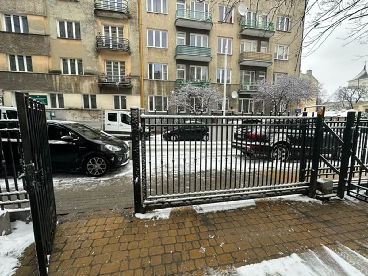 Ulica w centrum Lublina nadal zamknięta. Mieszkańcy mówią o chaosie i samowolce parkingowej. Straż Miejska odpowiada 4 Samowolka parkingowa wzdłuż ul. Jasnej
