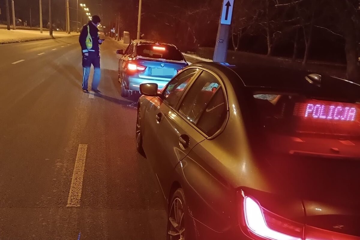 Za szybcy, zbyt głośni. Policjanci skontrolowali kilkudziesięciu kierowców. Zatrzymali 10 dowodów za nielegalne przeróbki 1 Policjanci zatrzymali kierowcę BMW do kontroli na ul. Mełgiewskiej