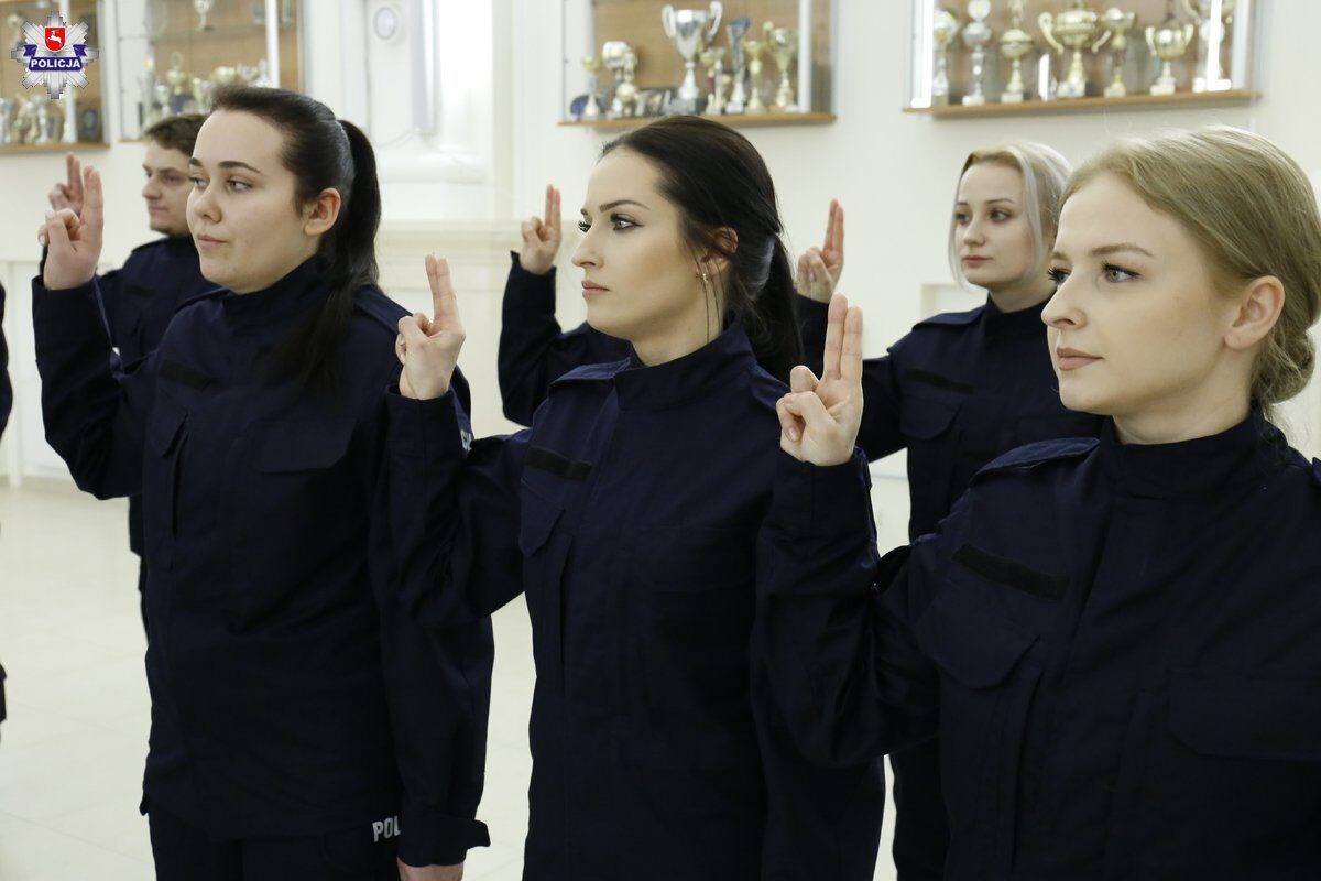 Mamy 17 nowych policjantów w lubelskim garnizonie. Zdjęcia ze ślubowania. Ile można zarobić w policji? 2 Pierwsze w tym roku ślubowanie nowych policjantów w Lublinie