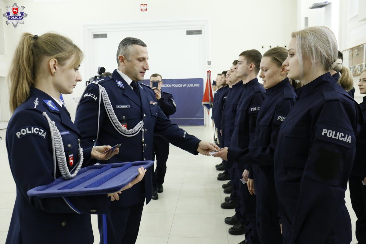 Mamy 17 nowych policjantów w lubelskim garnizonie. Zdjęcia ze ślubowania. Ile można zarobić w policji? 3 Pierwsze w tym roku ślubowanie nowych policjantów w Lublinie