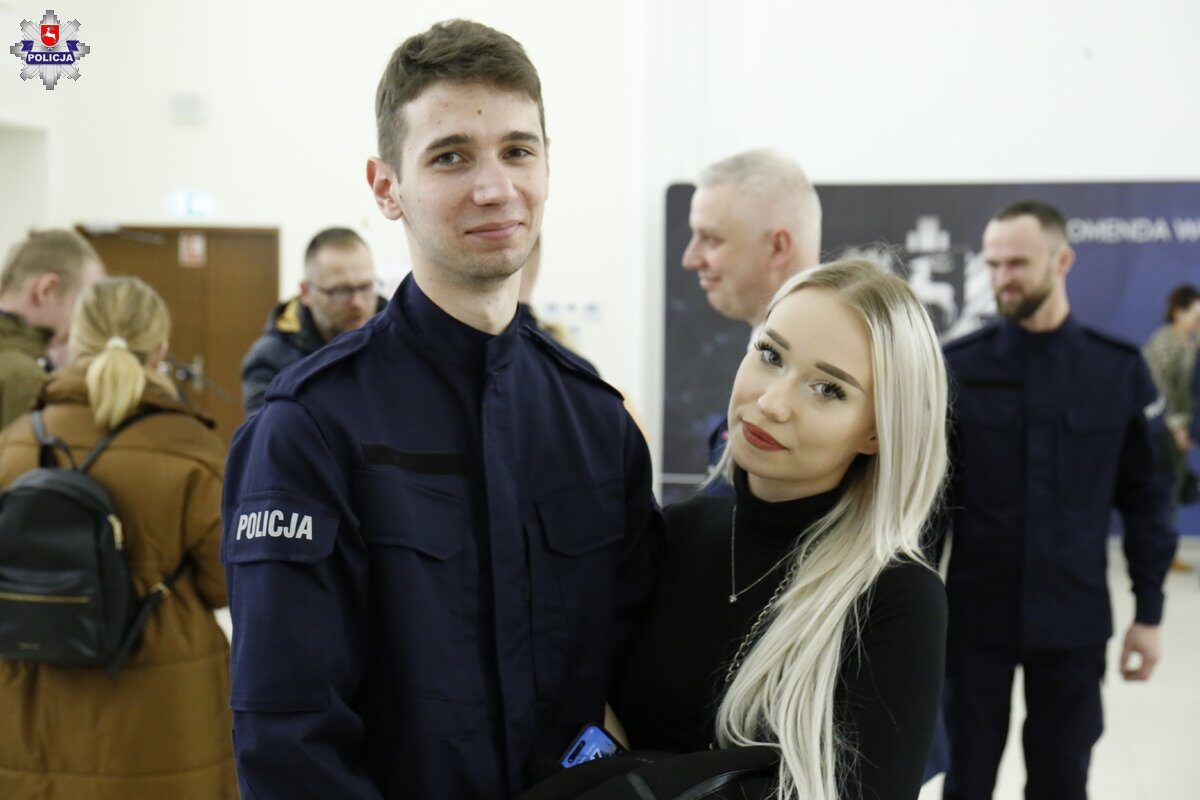 Mamy 17 nowych policjantów w lubelskim garnizonie. Zdjęcia ze ślubowania. Ile można zarobić w policji? 1 Pierwsze w tym roku ślubowanie nowych policjantów w Lublinie