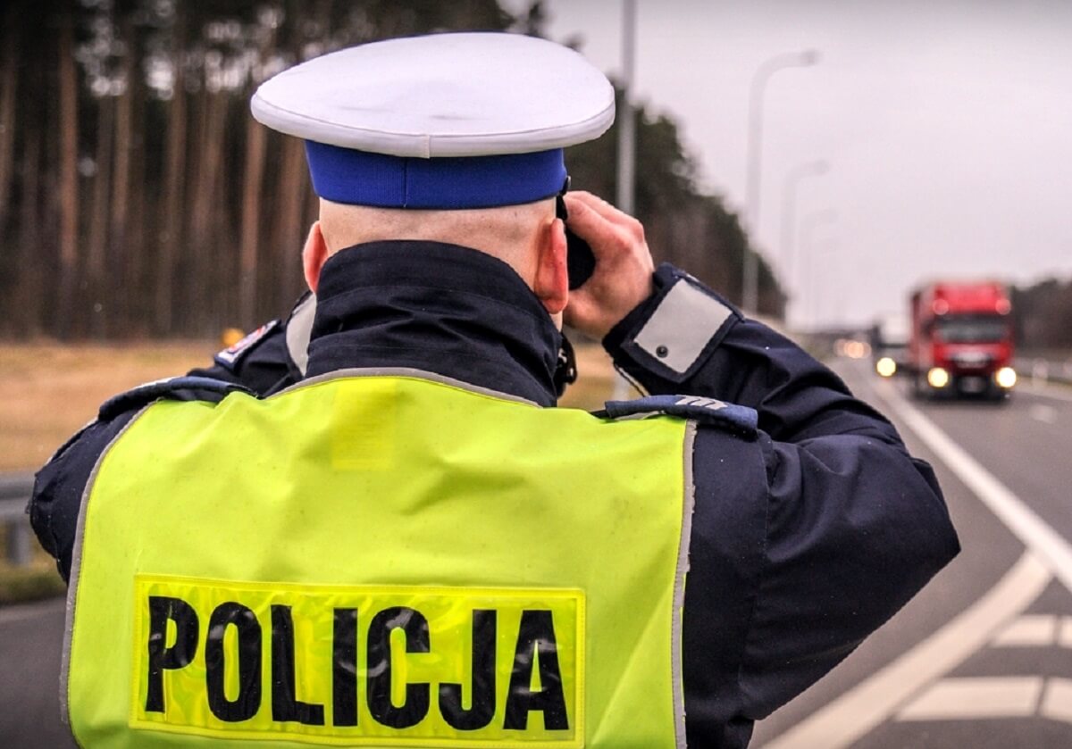 Stabilne zatrudnienie. Zostań policjantem. Policja rekrutuje chętne osoby do służby 1 policjant, lornetka, droga