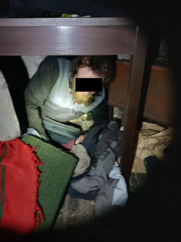 Poszukiwanego do odsiadki 60-latka, policjanci znaleźli siedzącego pod stołem. Schował się tam przed nimi 1 Policja odnalazła poszukiwanego do odbycia kary