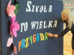 Tablica z napisem Szkola to wielka przygoda fot. Miasto Lublin 2