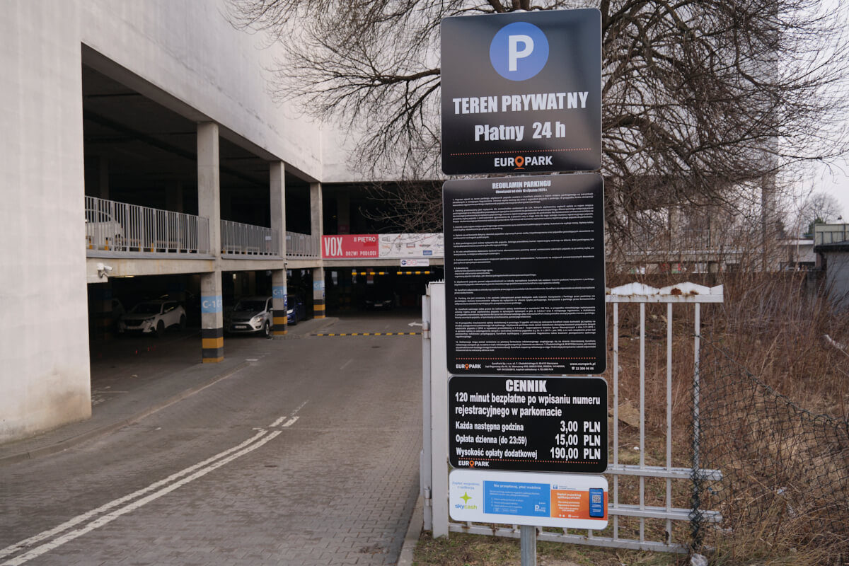 Od dziś parkowanie pod tą galerią handlową jest płatne. Zapominalscy kierowcy zapłacą 190 złotych 1 Płatny parking 24/7 w Galerii Gala