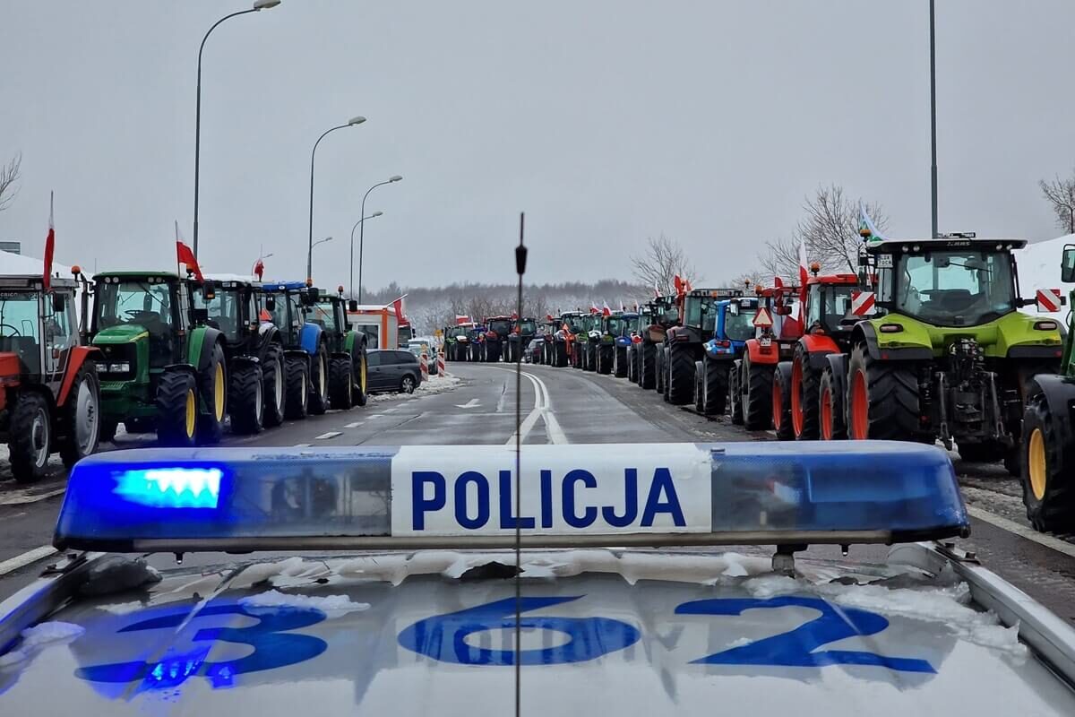 Utrudnienia dla kierowców w związku z protestami rolników. Dojazd do Lublina będzie utrudniony 2 Protest rolników pilnowany przez policję